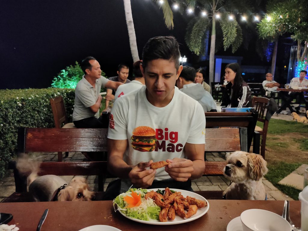 Raindrop and Flex getting ready for chicken wings at Chidlom Phayao