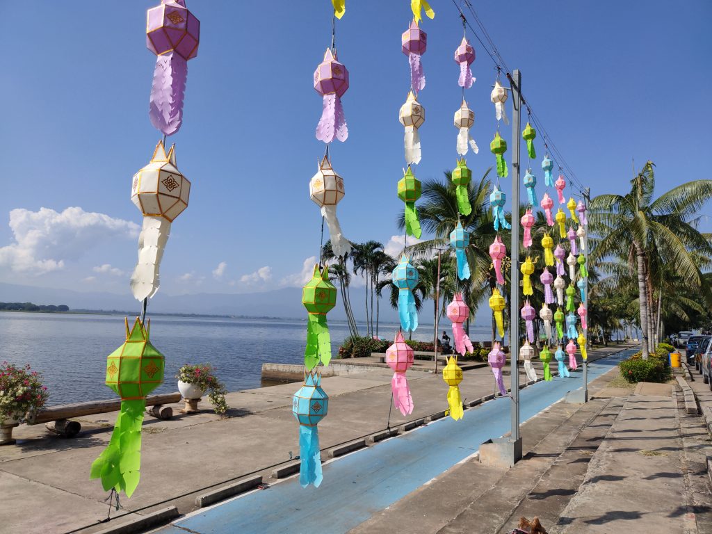 Phayao Lake daytime lights